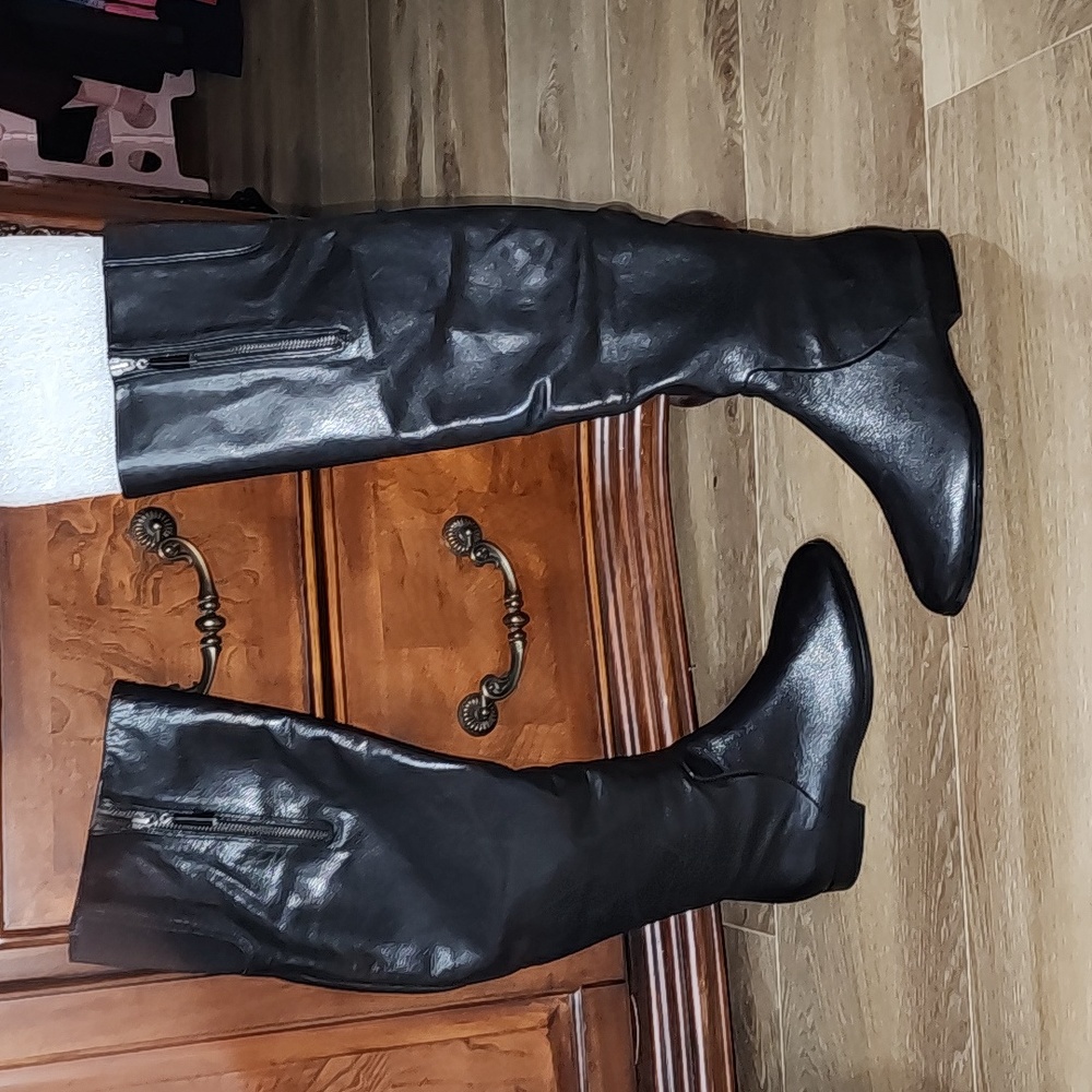 JUICY COUTURE NWT REAL LEATHER SOFT BUTTER OVER THE KNEE OTK LOW HEEL BO…